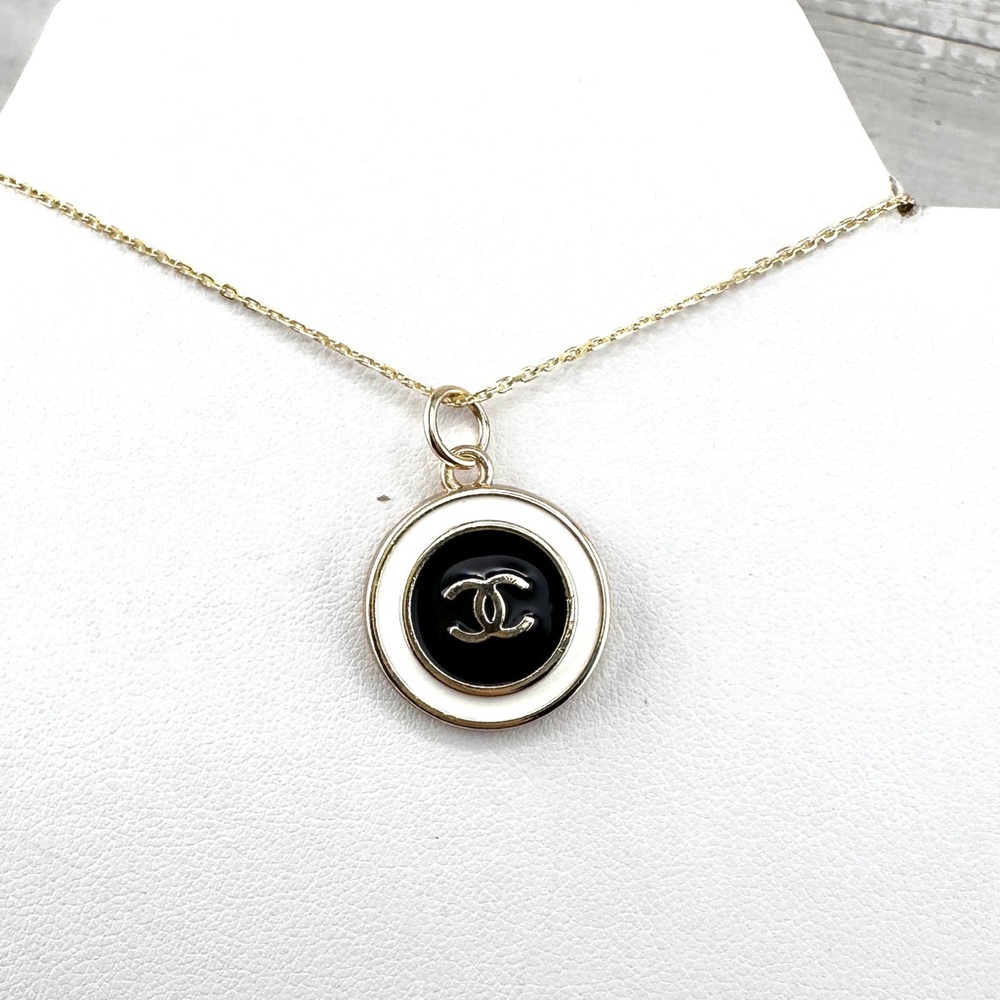 CHANEL Gold and Black Circular Necklace - Picture 4 of 4